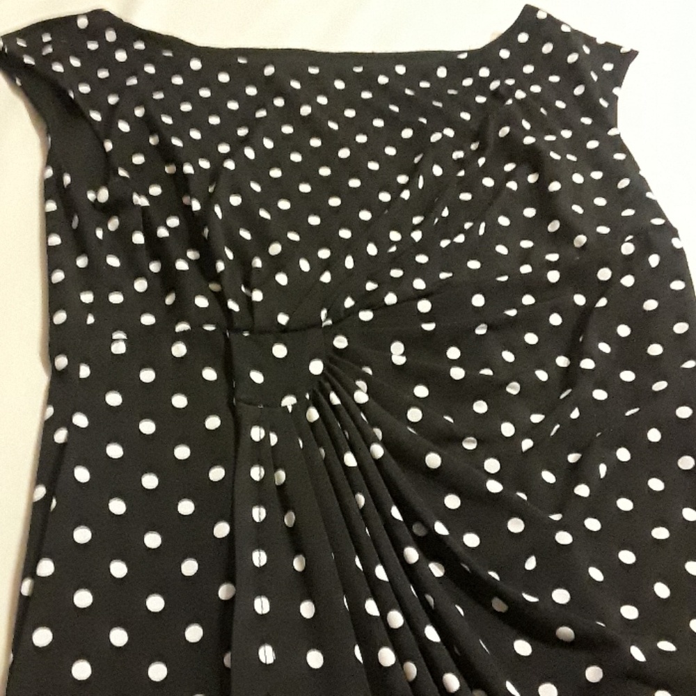 Polka dot, sleeveless and draped dress - Picture 2 of 4